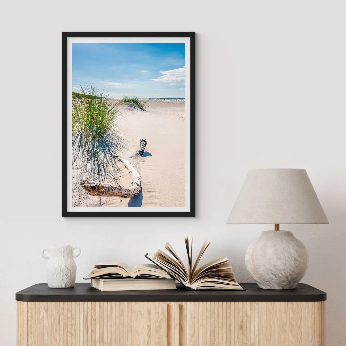 Plakát v černém rámu - Pláž s dunami, trávou a větvemi na slunci - 50x70cm - Nejkrásnější? Baltská - Moderní nástěnná dekorace do obývacího pokoje a ložnice ARTTOR