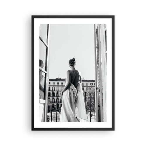 Plakát v černém rámu - Žena v bílé látce na balkoně s výhledem na město - 50x70cm - Probuzení smyslů - Moderní nástěnná dekorace do obývacího pokoje a ložnice ARTTOR