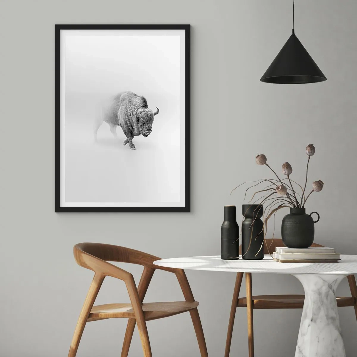 Plakát v černém rámu - Minimalistický pohled na bizona - 50x70cm - Král prérie - Moderní nástěnná dekorace do obývacího pokoje a ložnice ARTTOR