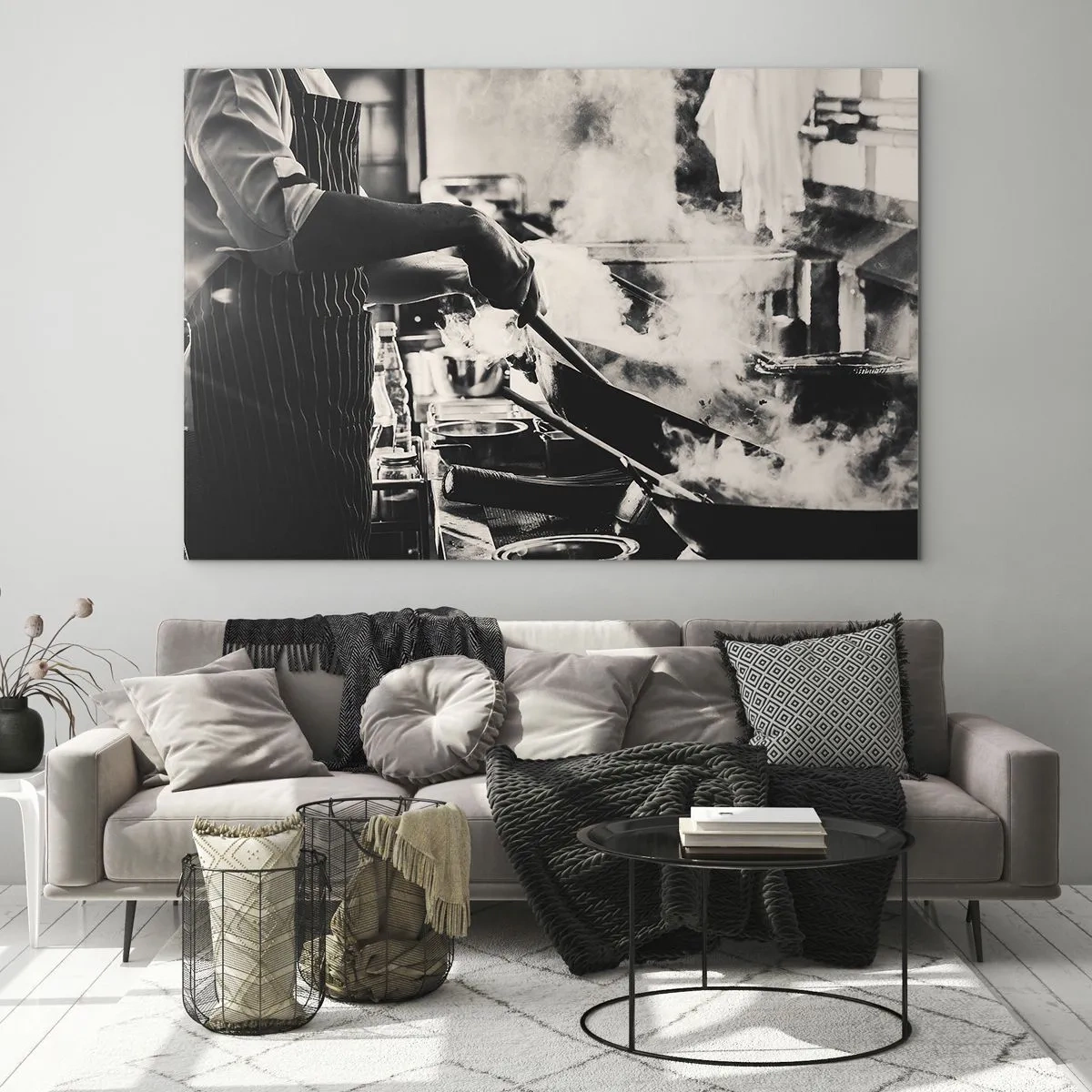 Obraz na skle - Šéfkuchař v akci s pánví v kuchyni plné páry - 70x50cm - Alchymie chutí - Moderní nástěnná dekorace do obývacího pokoje a ložnice ARTTOR