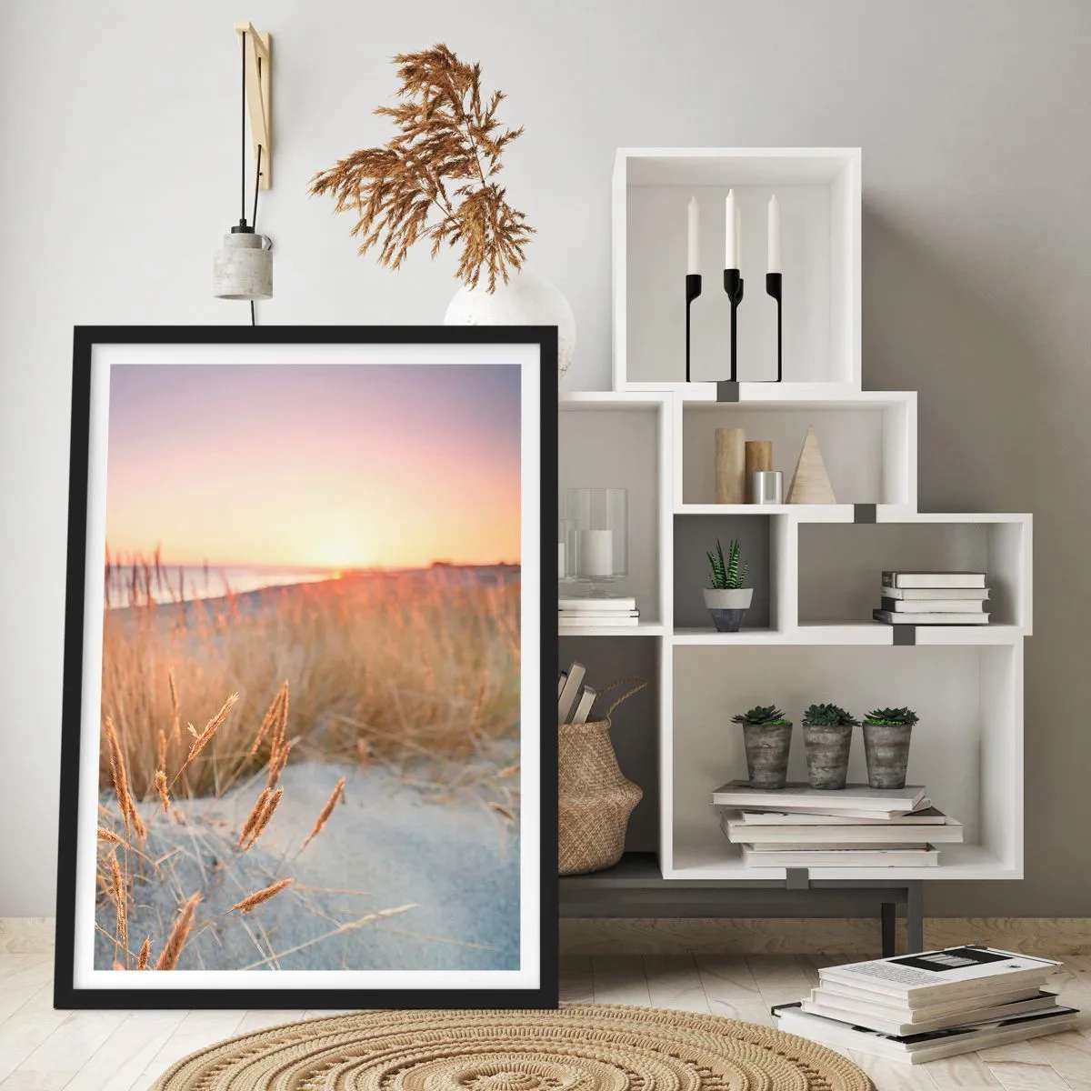 Plakát v černém rámu - Trávy na dunách osvětlené zapadajícím sluncem - 50x70cm - Baltská ukolébavka - Moderní nástěnná dekorace do obývacího pokoje a ložnice ARTTOR