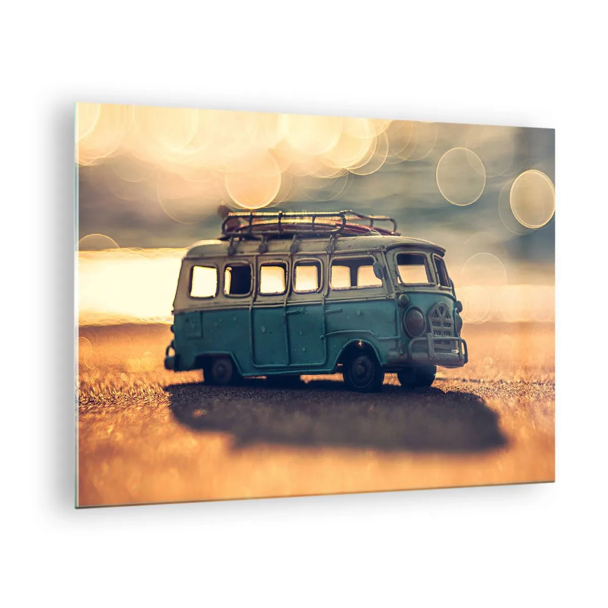 Obraz na skle - Retro hračkářský autobus na pláži při západu slunce - 70x50cm - Konec bůžků: peněz a práce - Moderní nástěnná dekorace do obývacího pokoje a ložnice ARTTOR