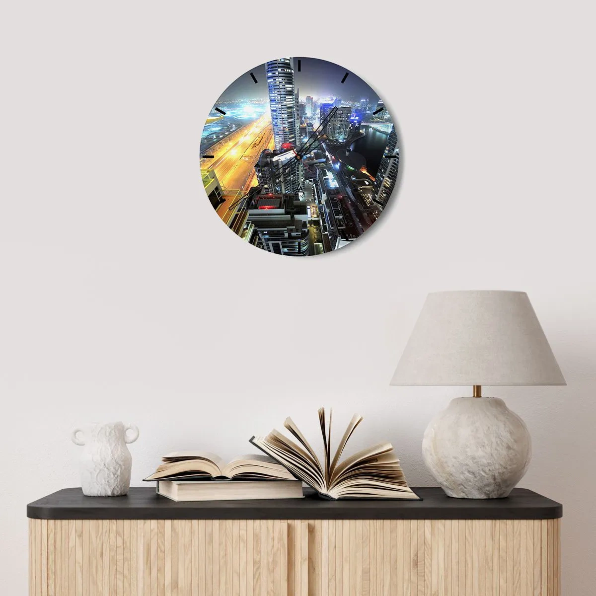 Nástěnné hodiny - Noční panorama města s mrakodrapy a pouličními lampami - 30x30cm - Zázrak na poušti - Moderní nástěnná dekorace do obývacího pokoje, kuchyně a ložnice ARTTOR