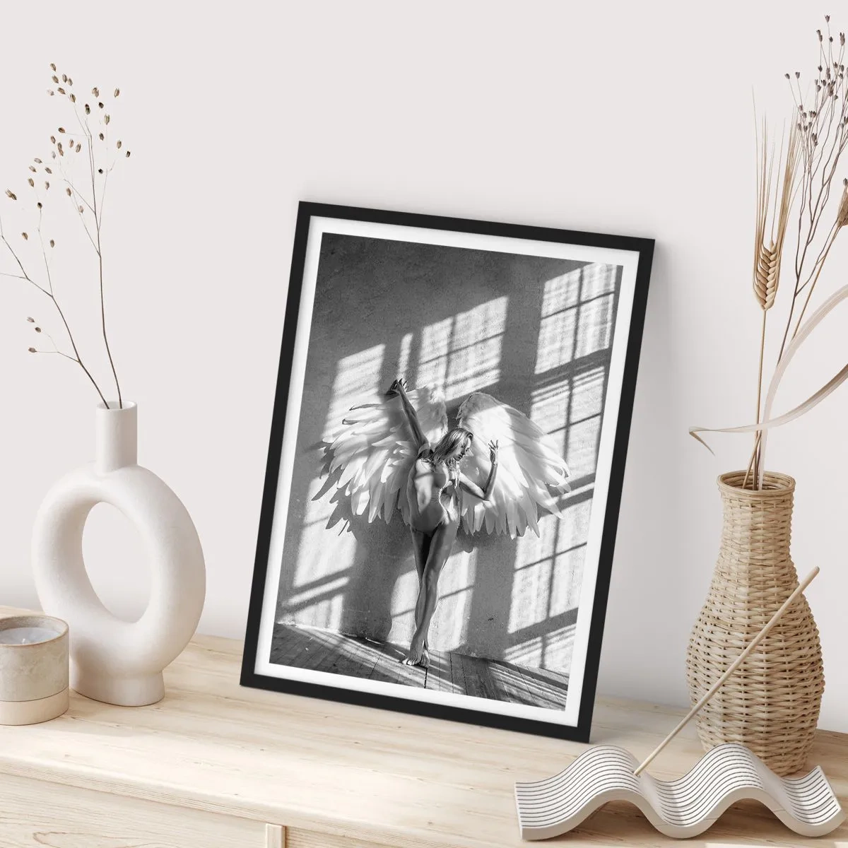 Plakát v černém rámu - Černobílá fotografie ženy s andělskými křídly - 50x70cm - Přímo z nebe - Moderní nástěnná dekorace do obývacího pokoje a ložnice ARTTOR
