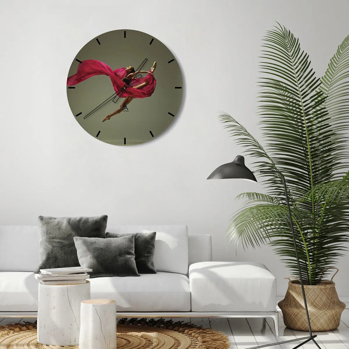 Nástěnné hodiny - Černobílá fotografie surfaře s prknem na břehu oceánu. - 30x30cm - Tančící plamen - Moderní nástěnná dekorace do obývacího pokoje, kuchyně a ložnice ARTTOR