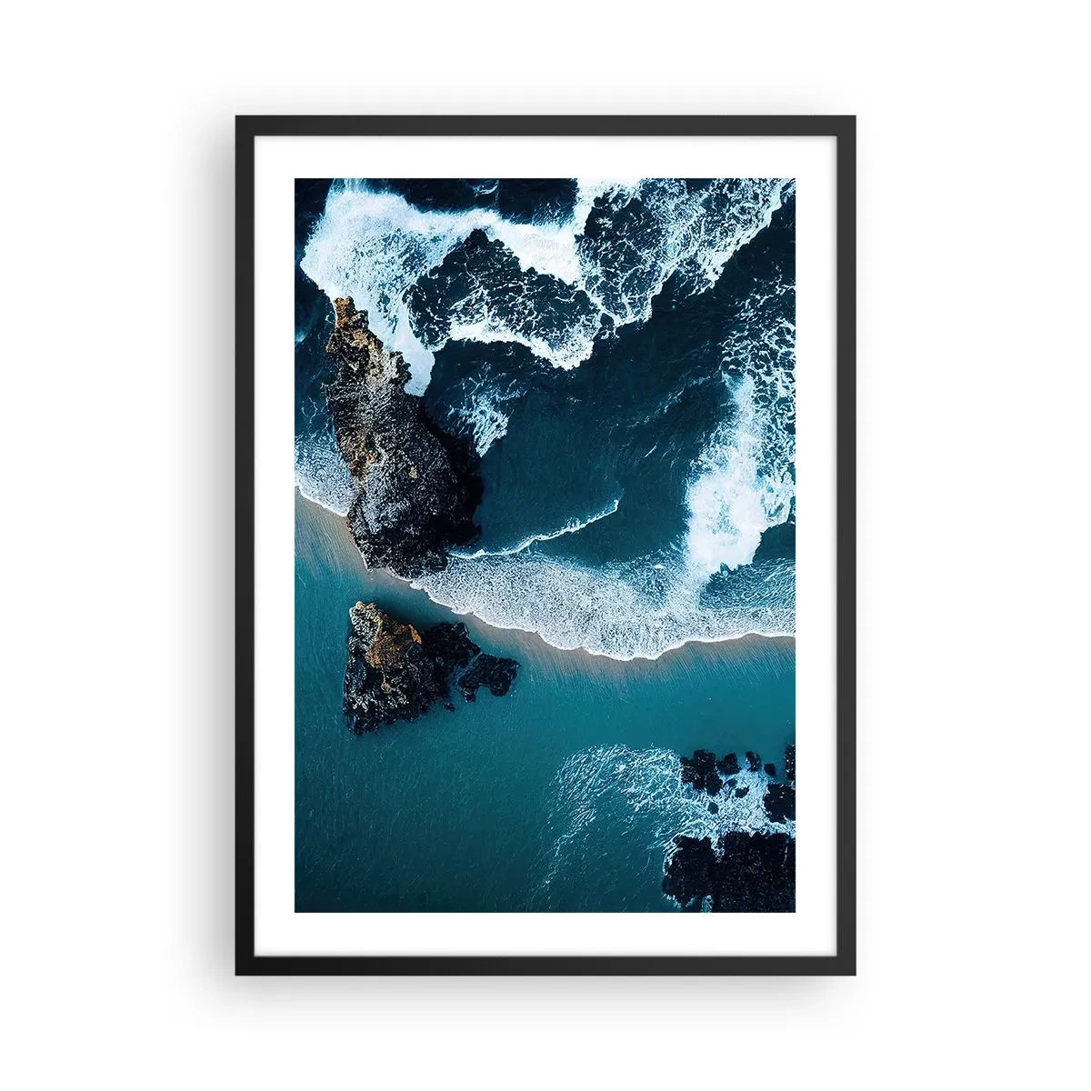 Plakát v černém rámu - Pohled na oceánské vlny narážející do skal - 50x70cm - Zahalené do vln - Moderní nástěnná dekorace do obývacího pokoje a ložnice ARTTOR
