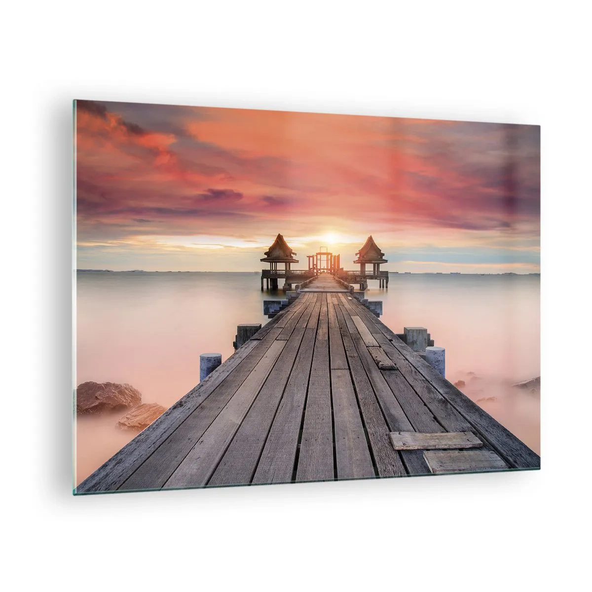 Obraz na skle - Dřevěné molo vedoucí k altánům u vody při západu slunce - 70x50cm - Západ na východě - Moderní nástěnná dekorace do obývacího pokoje a ložnice ARTTOR