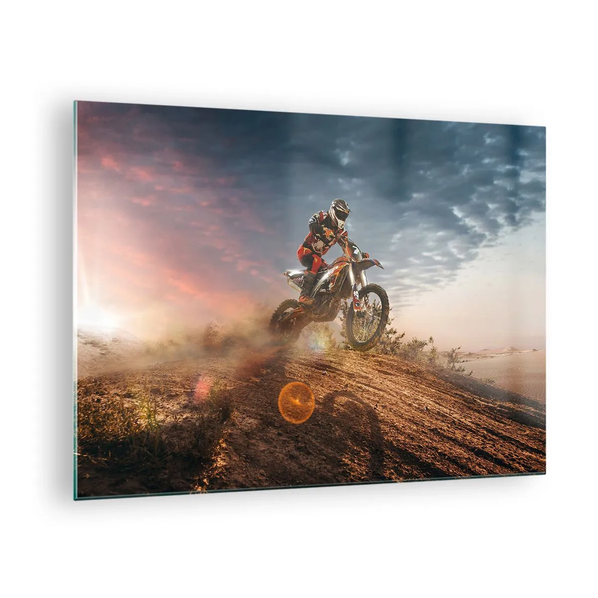 Obraz na skle - Motocyklista v poušti v dynamickém prostředí - 70x50cm - Pro vítězství - Moderní nástěnná dekorace do obývacího pokoje a ložnice ARTTOR