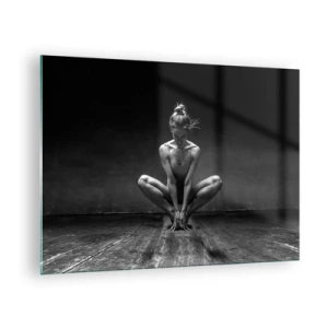 Obraz na skle - Tanečník v baletní póze na dřevěné podlaze - 70x50cm - Koncentrace taneční energie - Moderní nástěnná dekorace do obývacího pokoje a ložnice ARTTOR