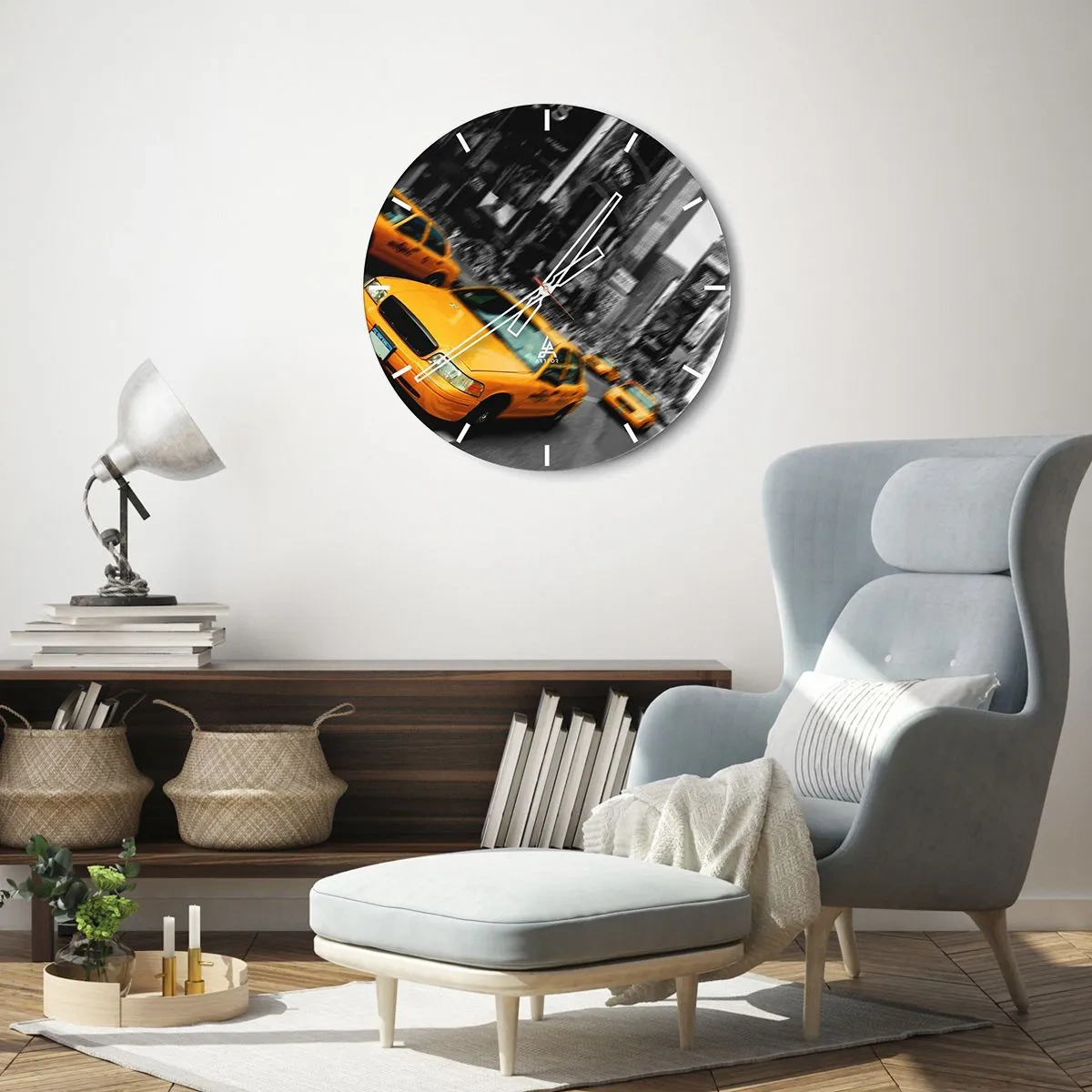 Nástěnné hodiny - Žluté taxíky na newyorské ulici v pozadí - 30x30cm - Newyorské kapky slunce - Moderní nástěnná dekorace do obývacího pokoje, kuchyně a ložnice ARTTOR
