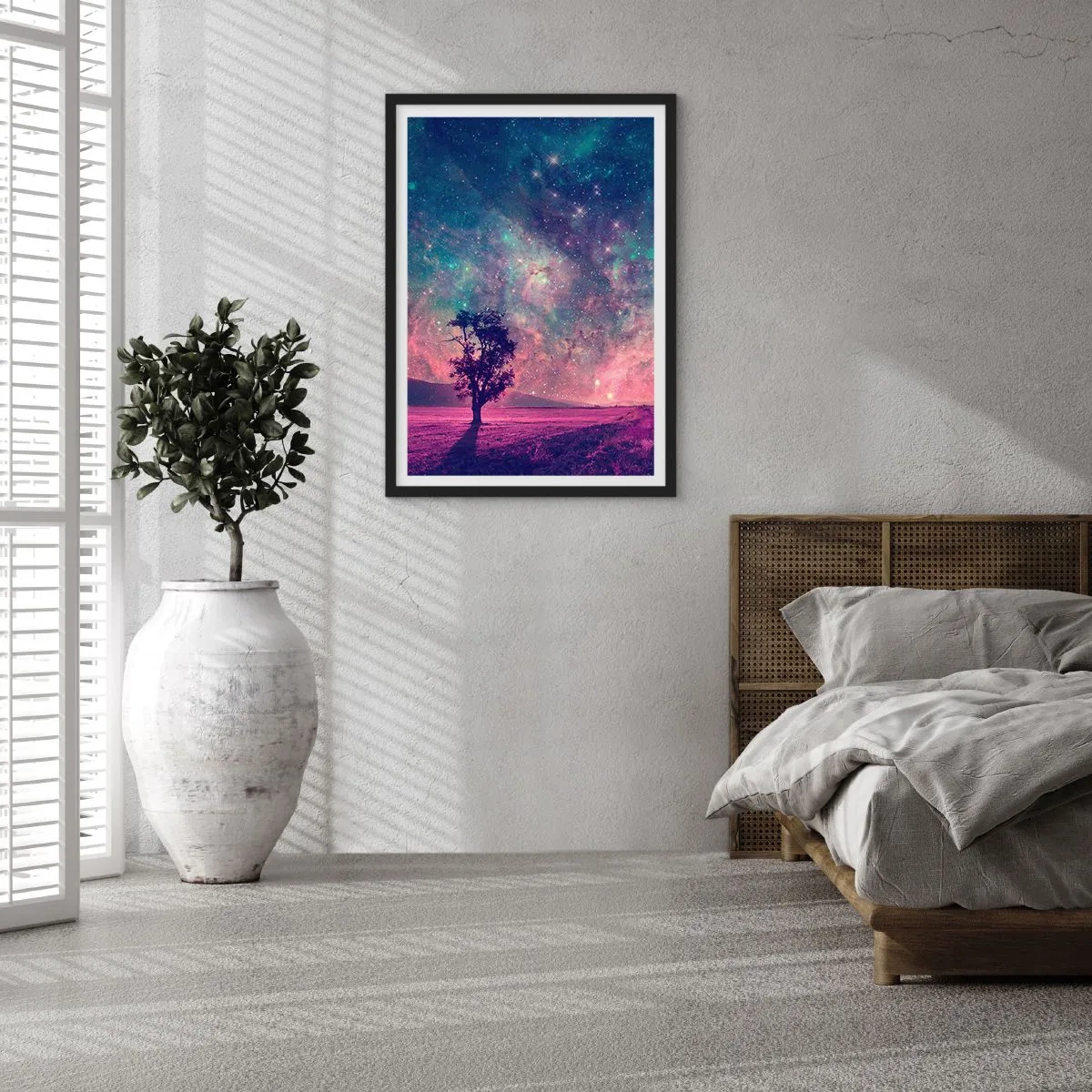Plakát v černém rámu - Strom na pozadí hvězdné oblohy v barevných odstínech - 50x70cm - Pod magickou oblohou - Moderní nástěnná dekorace do obývacího pokoje a ložnice ARTTOR