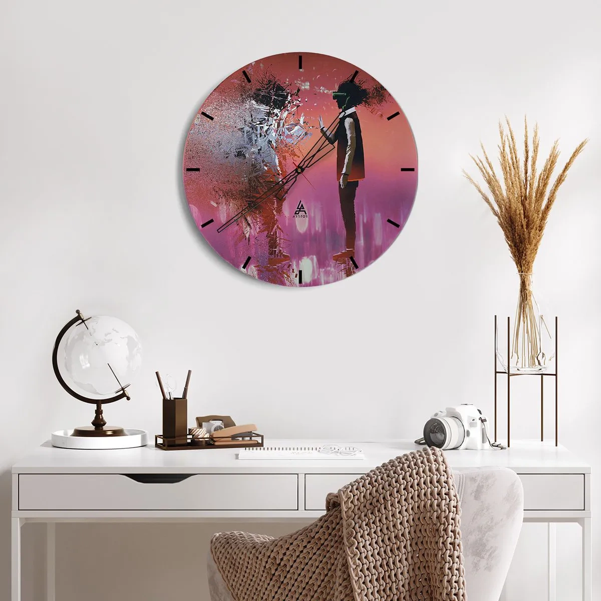 Nástěnné hodiny - Postava s VR brýlemi ve futuristickém růžovém světě - 30x30cm - Lze nahlédnut do sebe? - Moderní nástěnná dekorace do obývacího pokoje, kuchyně a ložnice ARTTOR