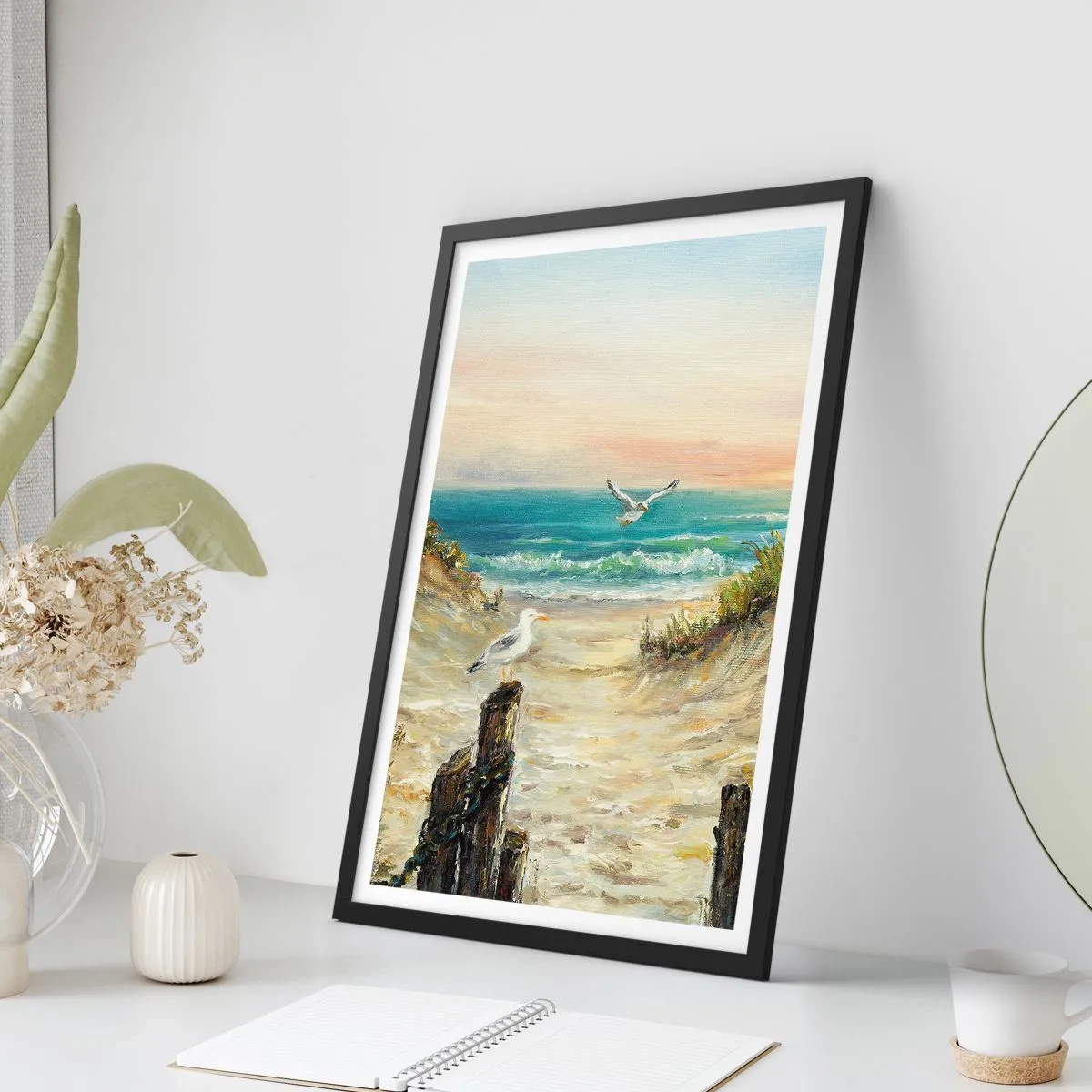 Plakát v černém rámu - Pláž s racky a vlnami při západu slunce - 50x70cm - Bezvětří a samota - Moderní nástěnná dekorace do obývacího pokoje a ložnice ARTTOR