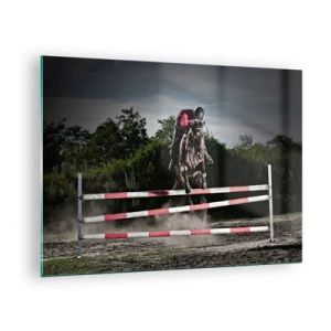 Obraz na skle - Jezdec na koni přeskakuje překážku na pozadí přírody - 70x50cm - Společně pro vítězství - Moderní nástěnná dekorace do obývacího pokoje a ložnice ARTTOR