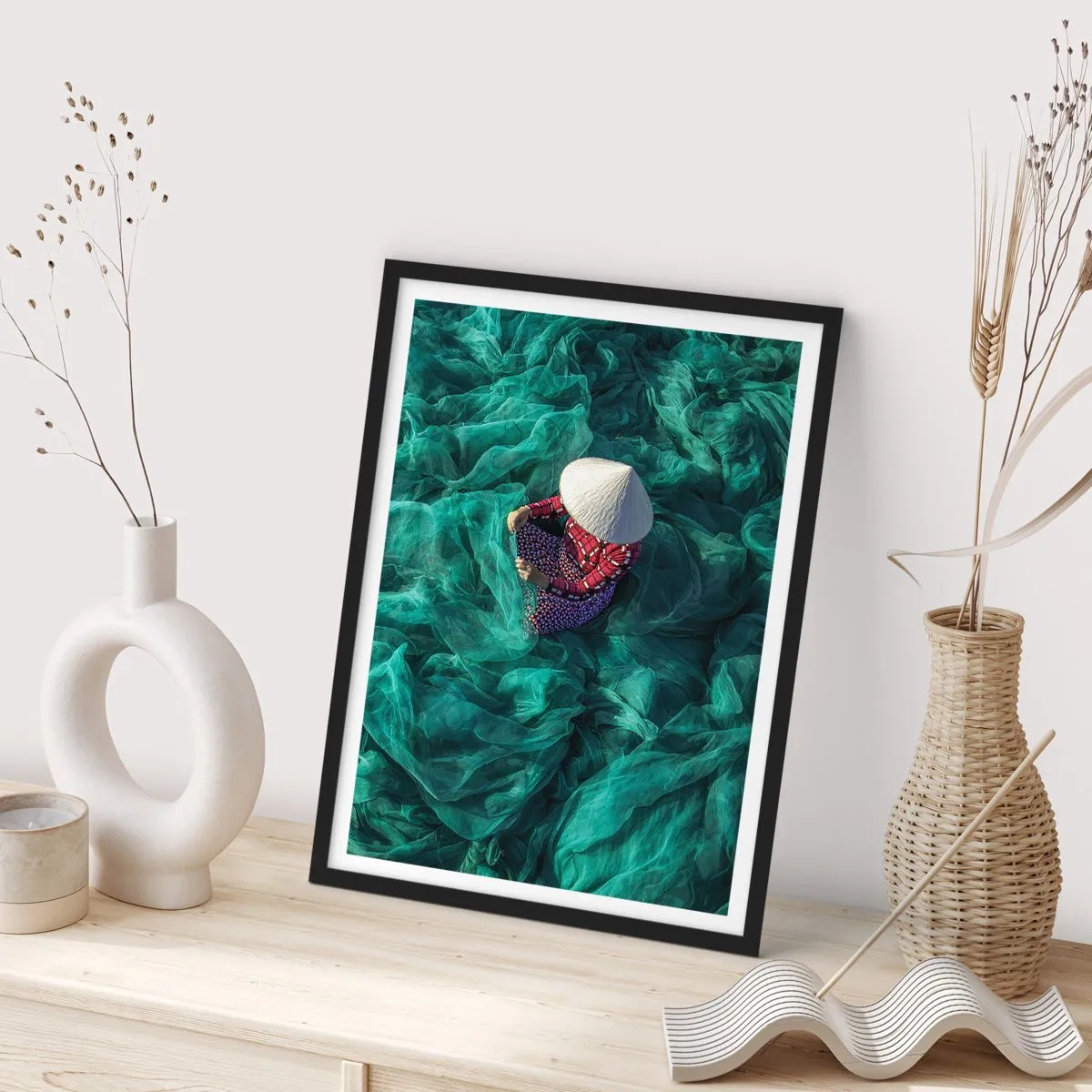 Plakát v černém rámu - Osoba s kloboukem mezi zelenými rybářskými sítěmi - 50x70cm - V moři sítí - Moderní nástěnná dekorace do obývacího pokoje a ložnice ARTTOR