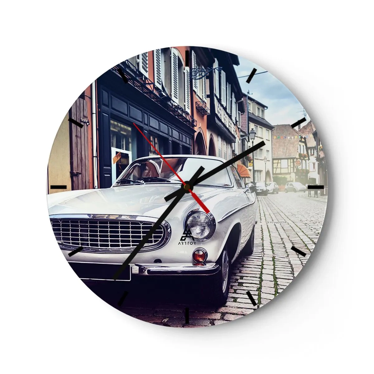 Nástěnné hodiny - Klasické auto na dlážděné ulici obklopené činžovními domy - 30x30cm - Minulost je dnes - Moderní nástěnná dekorace do obývacího pokoje, kuchyně a ložnice ARTTOR