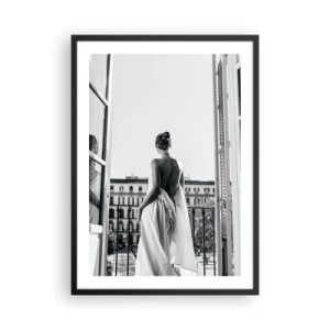 Plakát v černém rámu - Žena v bílé látce na balkoně s výhledem na město - 50x70cm - Probuzení smyslů - Moderní nástěnná dekorace do obývacího pokoje a ložnice ARTTOR