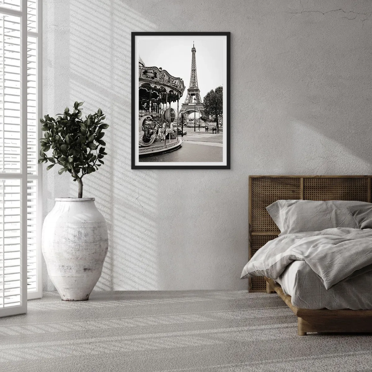 Plakát v černém rámu - Černobílá fotografie kolotoče a věže v pozadí - 50x70cm - Pokud zábava, tak jen v Paříži - Moderní nástěnná dekorace do obývacího pokoje a ložnice ARTTOR