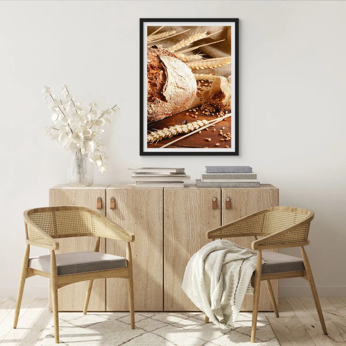 Plakát v černém rámu - Chléb na dřevěném stole s klasy pšenice - 50x70cm - Chutný, voňavý, křupavý - Moderní nástěnná dekorace do obývacího pokoje a ložnice ARTTOR