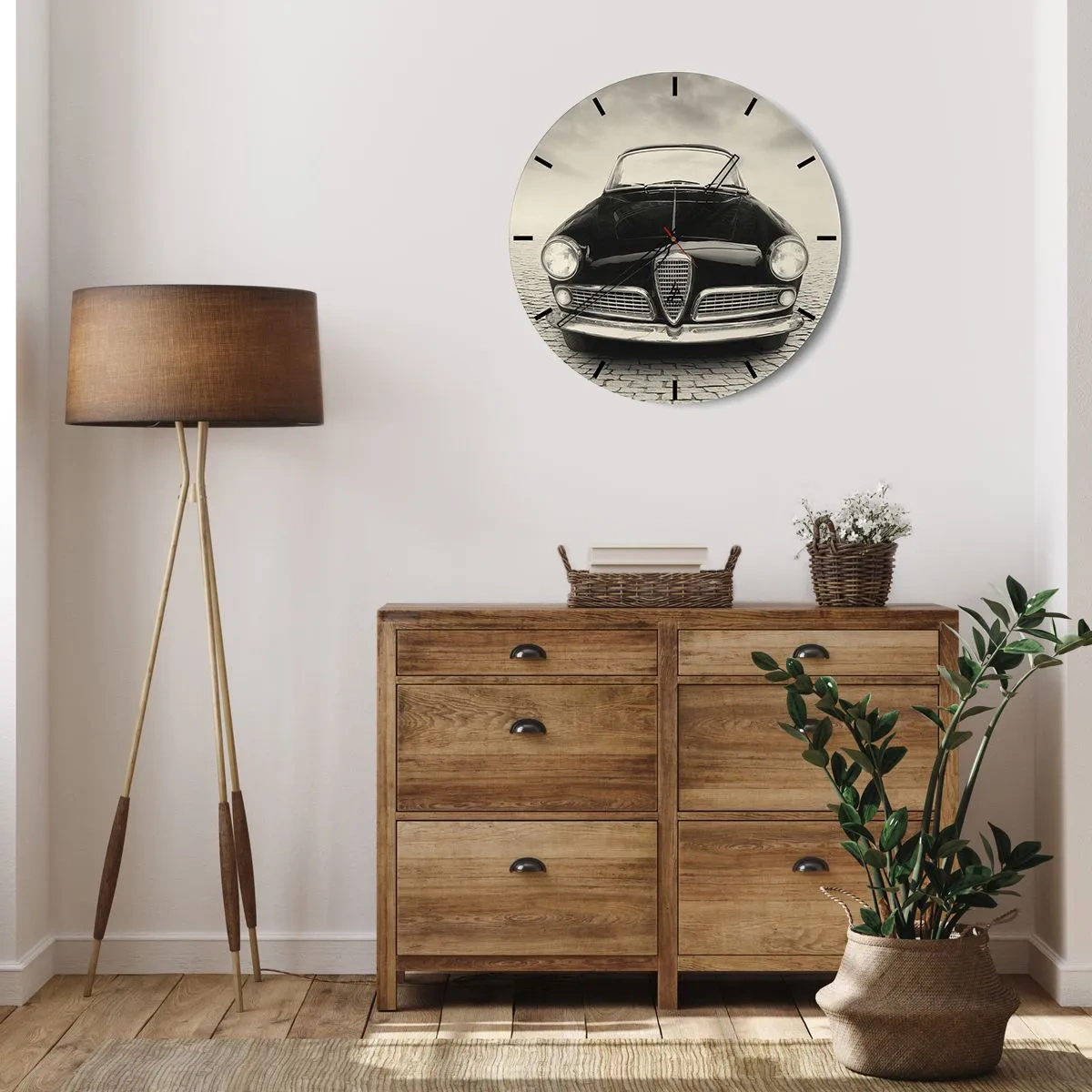 Nástěnné hodiny - Přední část klasického retro vozu na dlážděné silnici - 30x30cm - Jak mě nemilovat? - Moderní nástěnná dekorace do obývacího pokoje, kuchyně a ložnice ARTTOR