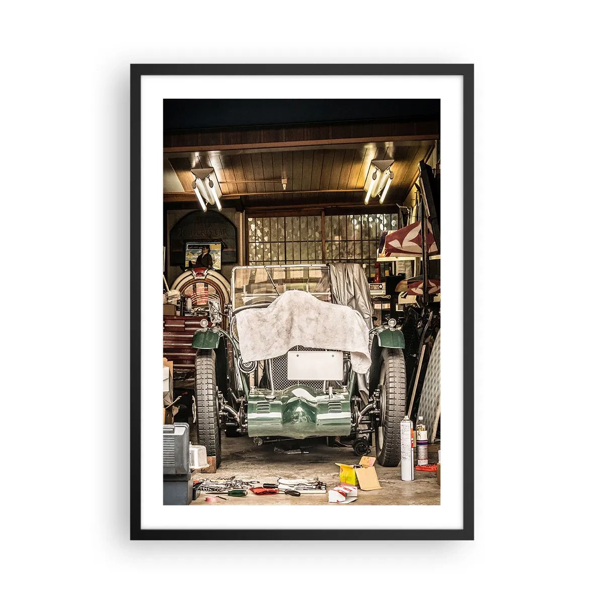Plakát v černém rámu - Veterán v garáži obklopený nářadím - 50x70cm - Zpět do minulosti - Moderní nástěnná dekorace do obývacího pokoje a ložnice ARTTOR