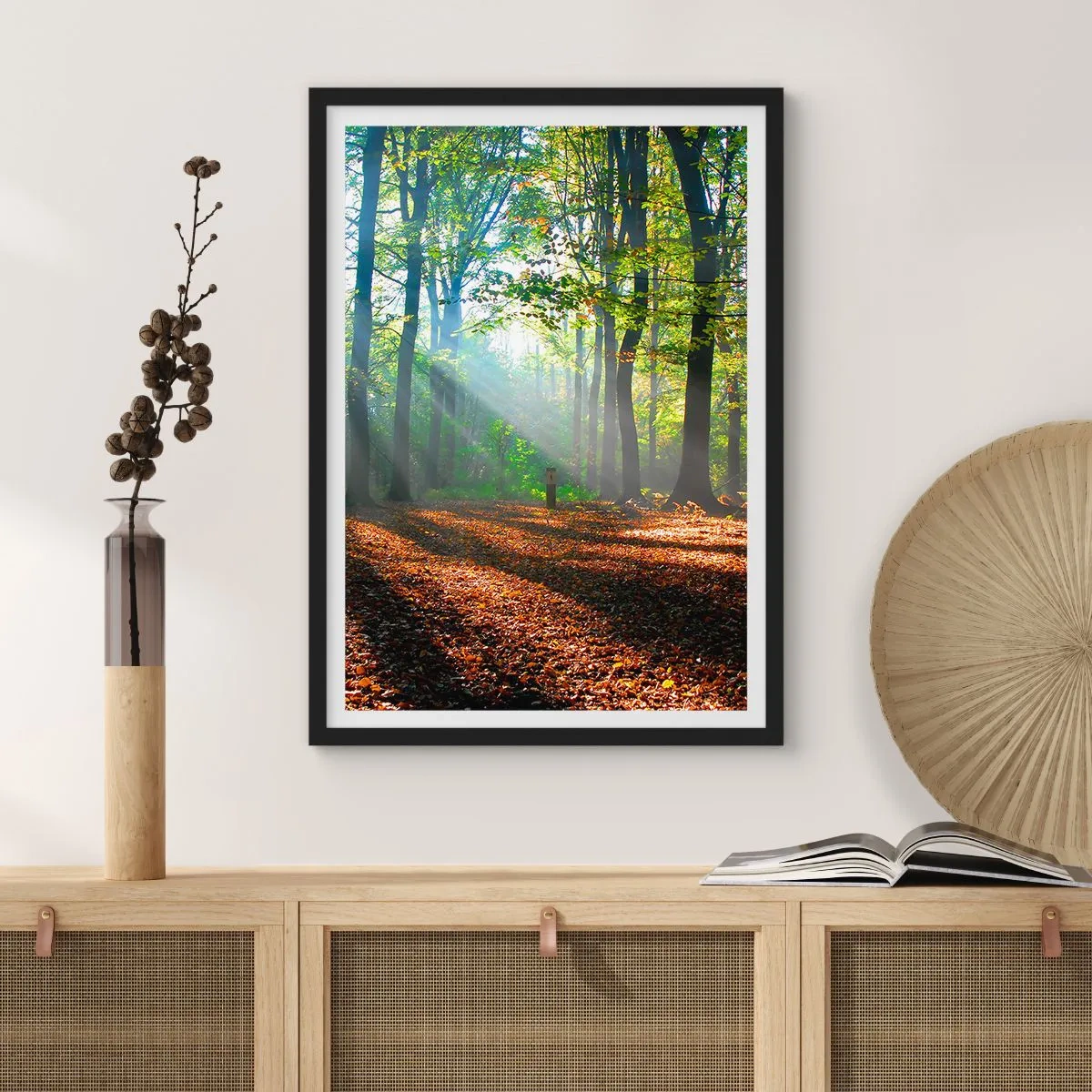 Plakát v černém rámu - Sluneční paprsky v podzimním lese - 50x70cm - Světla a stíny - Moderní nástěnná dekorace do obývacího pokoje a ložnice ARTTOR