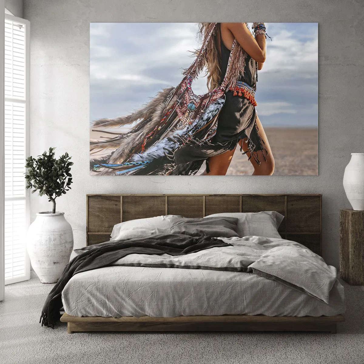 Obraz na skle - Boho styl žena s peřím a dekoracemi na pozadí pouště - 70x50cm - Šamanovo děvče - Moderní nástěnná dekorace do obývacího pokoje a ložnice ARTTOR