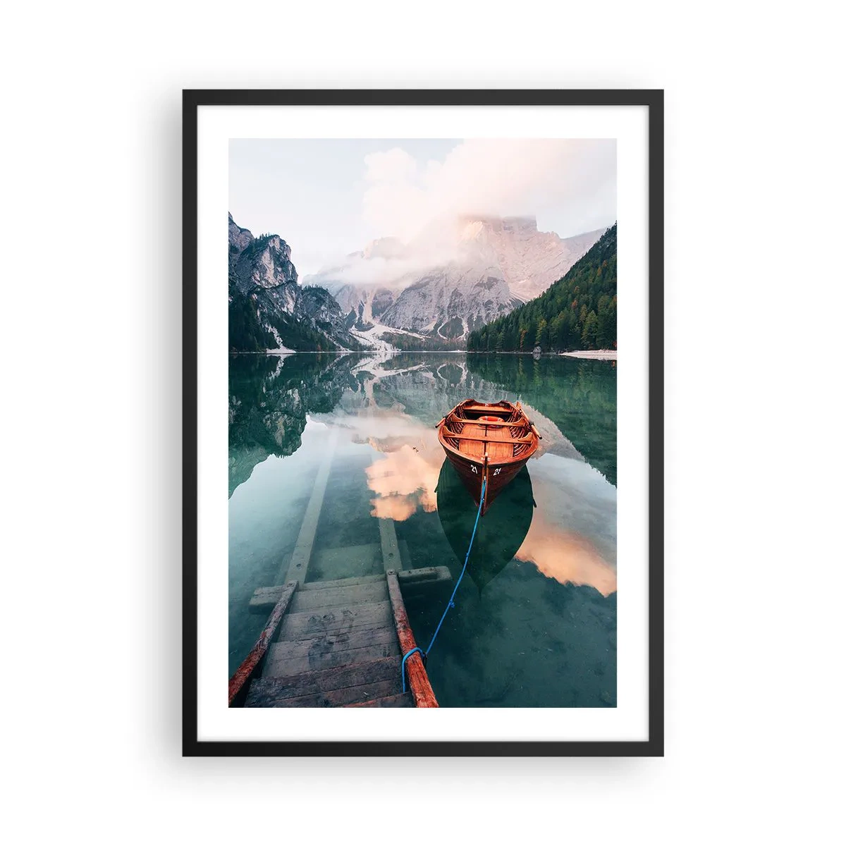 Plakát v černém rámu - Dřevěná loď na klidném jezeře obklopeném horami - 50x70cm - Klidný spánek hor - Moderní nástěnná dekorace do obývacího pokoje a ložnice ARTTOR