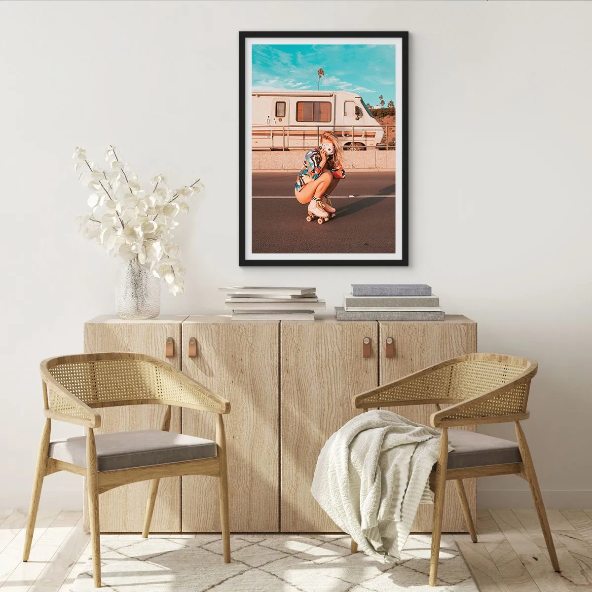 Plakát v černém rámu - Dívka na kolečkových bruslích s kamerou před obytným vozem - 50x70cm - Usmějte se! - Moderní nástěnná dekorace do obývacího pokoje a ložnice ARTTOR