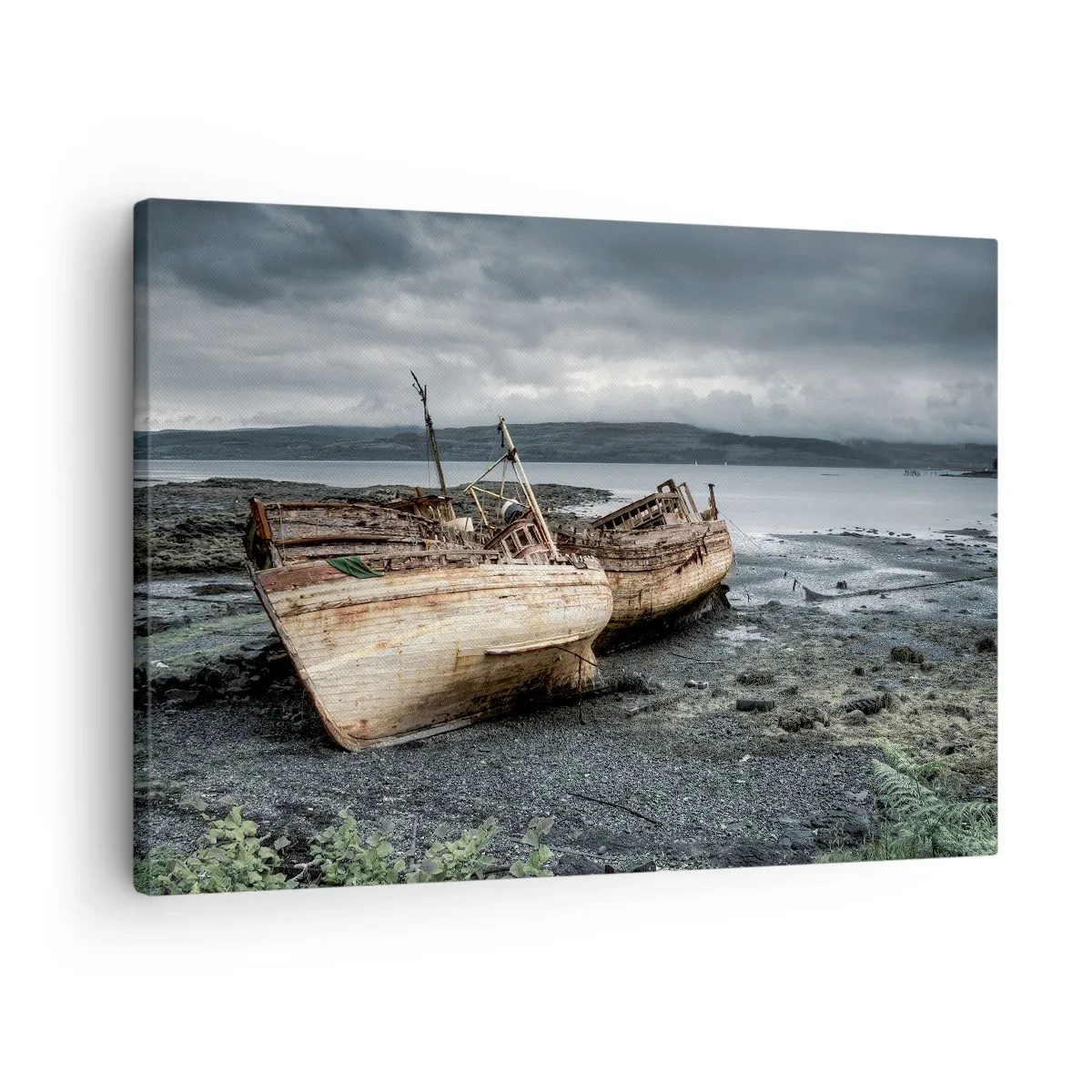 Obraz na plátně - Opuštěné lodě na břehu v deštivé scéně - 70x50cm - „Na znamení důstojně splněných potíží“ - Moderní nástěnná dekorace do obývacího pokoje a ložnice ARTTOR