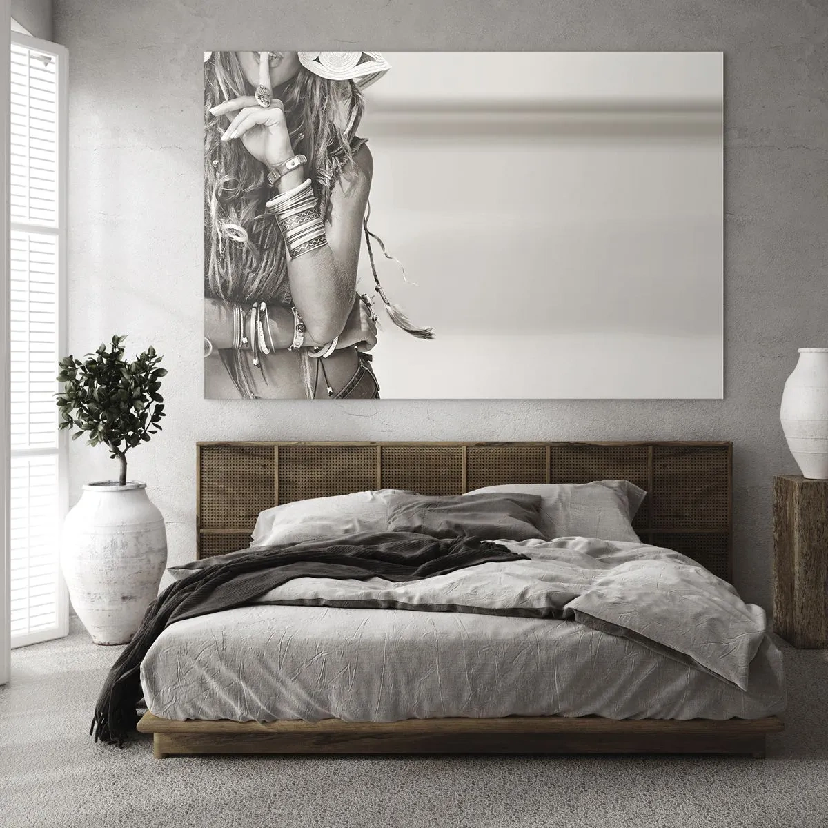 Obraz na skle - Žena v špercích s prstem na rtech v uměleckém záběru - 70x50cm - Jako dívka - Moderní nástěnná dekorace do obývacího pokoje a ložnice ARTTOR