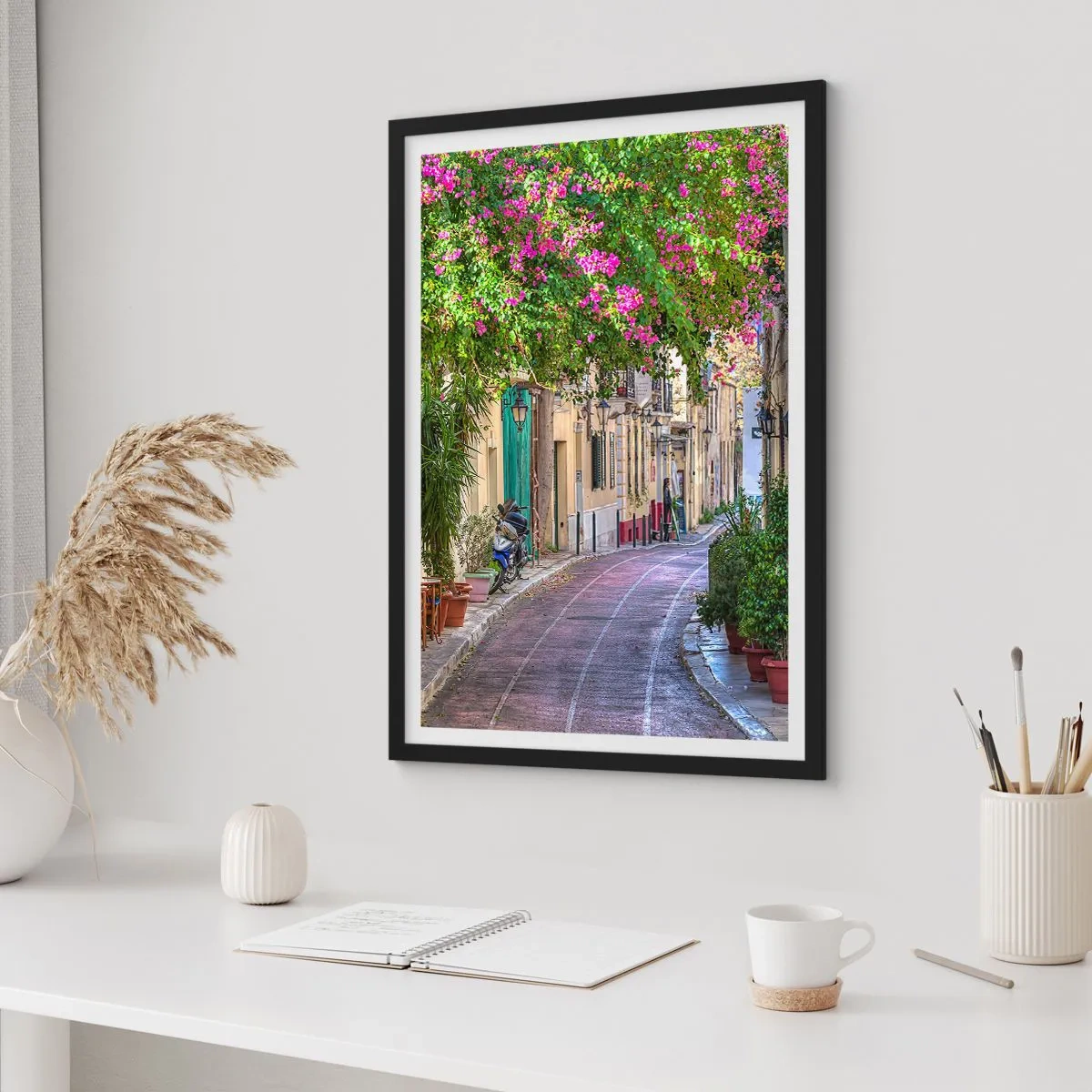 Plakát v černém rámu - Barevná ulice s rozkvetlými květinami a klasickou architekturou - 50x70cm - Kvetoucí zákoutí - Moderní nástěnná dekorace do obývacího pokoje a ložnice ARTTOR