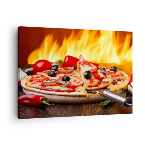 Obraz na plátně - Pizza s olivami, rajčaty a paprikami na pozadí plamenů - 70x50cm - From Italy with love - Moderní nástěnná dekorace do obývacího pokoje a ložnice ARTTOR