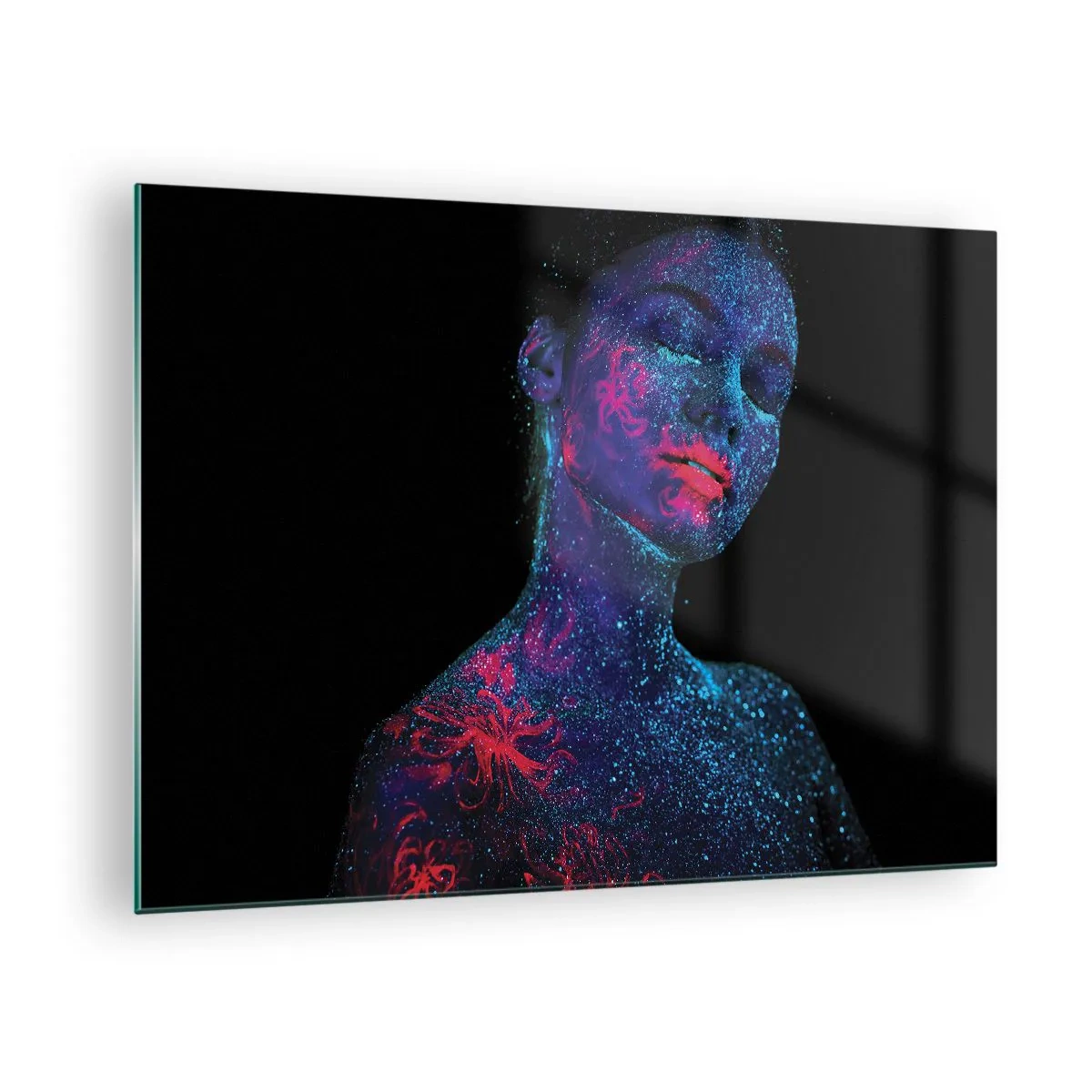 Obraz na skle - Portrét ženy s fluorescenční malbou na tělo - 70x50cm - V hvězdném prachu - Moderní nástěnná dekorace do obývacího pokoje a ložnice ARTTOR