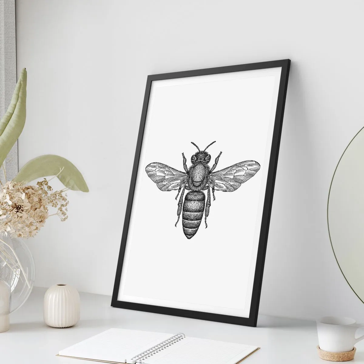 Plakát v černém rámu - Přesná ilustrace včely na bílém pozadí - 50x70cm - Hmyzí portrét - Moderní nástěnná dekorace do obývacího pokoje a ložnice ARTTOR