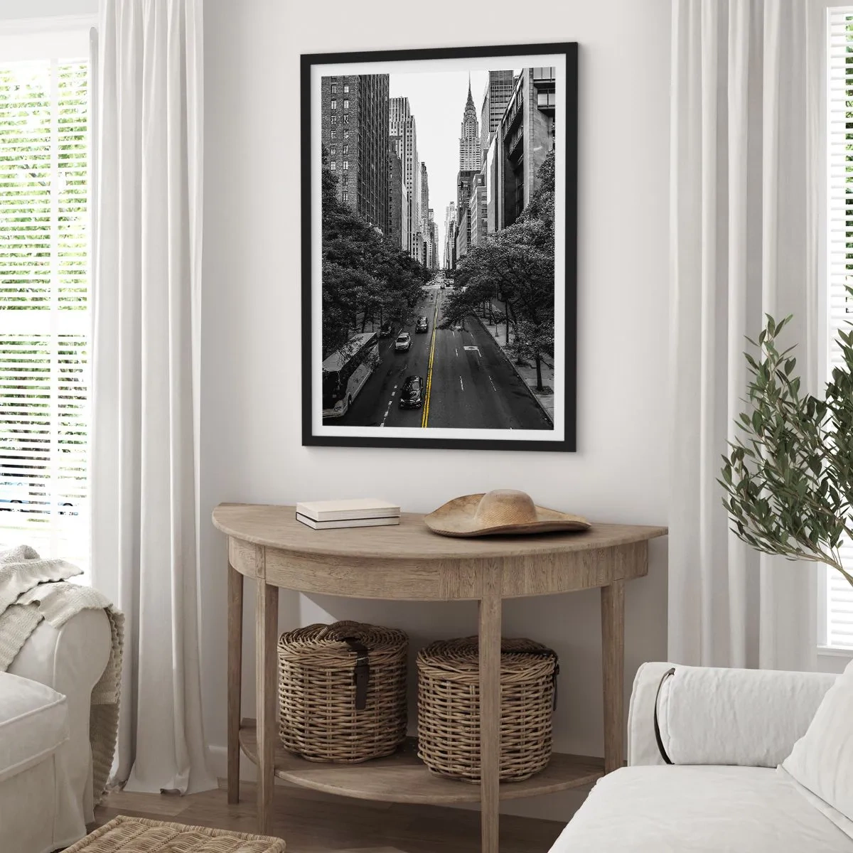 Plakát v černém rámu - Černobílé panorama města se žlutou čarou na silnici - 50x70cm - Newyorské ráno - Moderní nástěnná dekorace do obývacího pokoje a ložnice ARTTOR