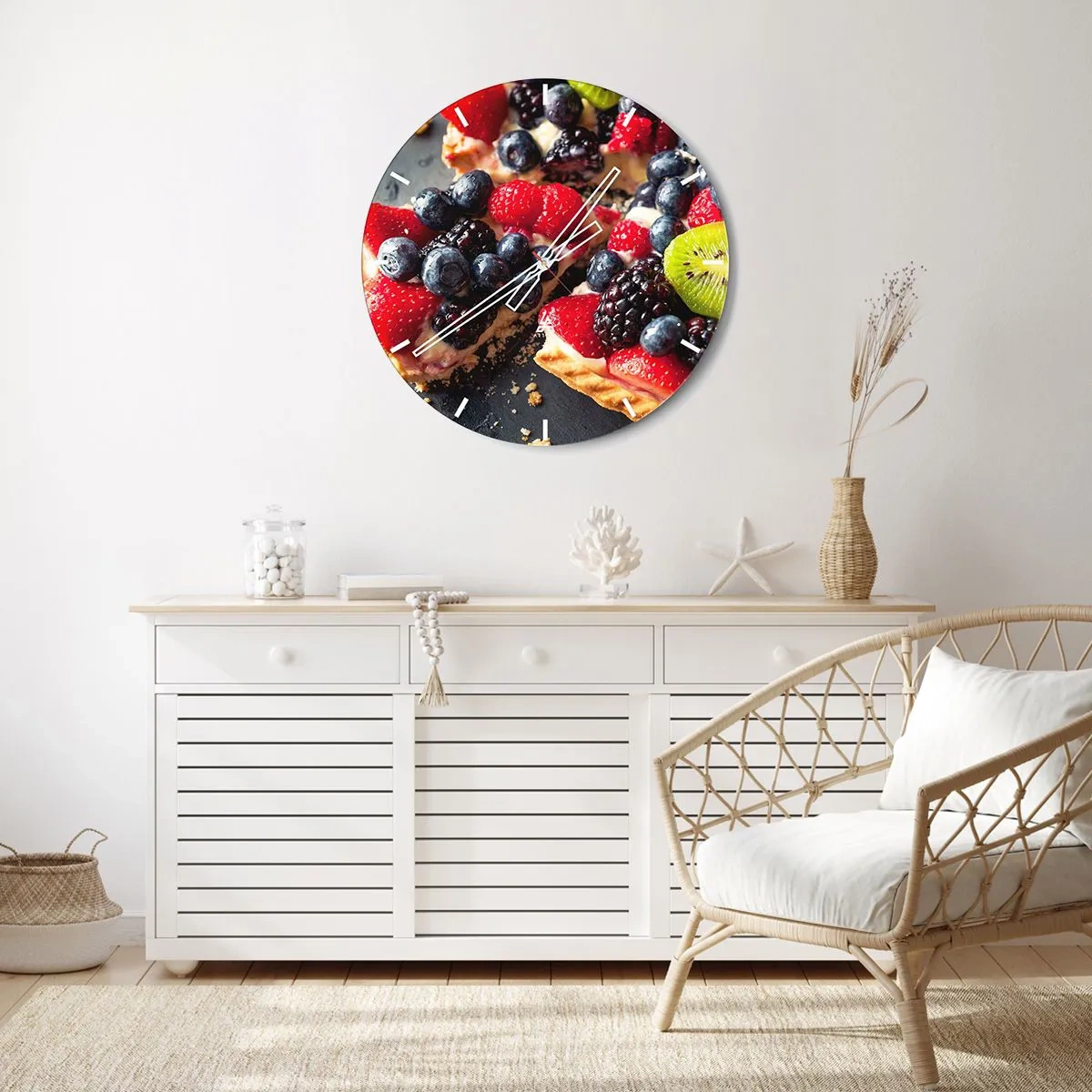 Nástěnné hodiny - Ovocný dezert s bobulemi a kiwi na černém pozadí - 30x30cm - Dolce vita! - Moderní nástěnná dekorace do obývacího pokoje, kuchyně a ložnice ARTTOR