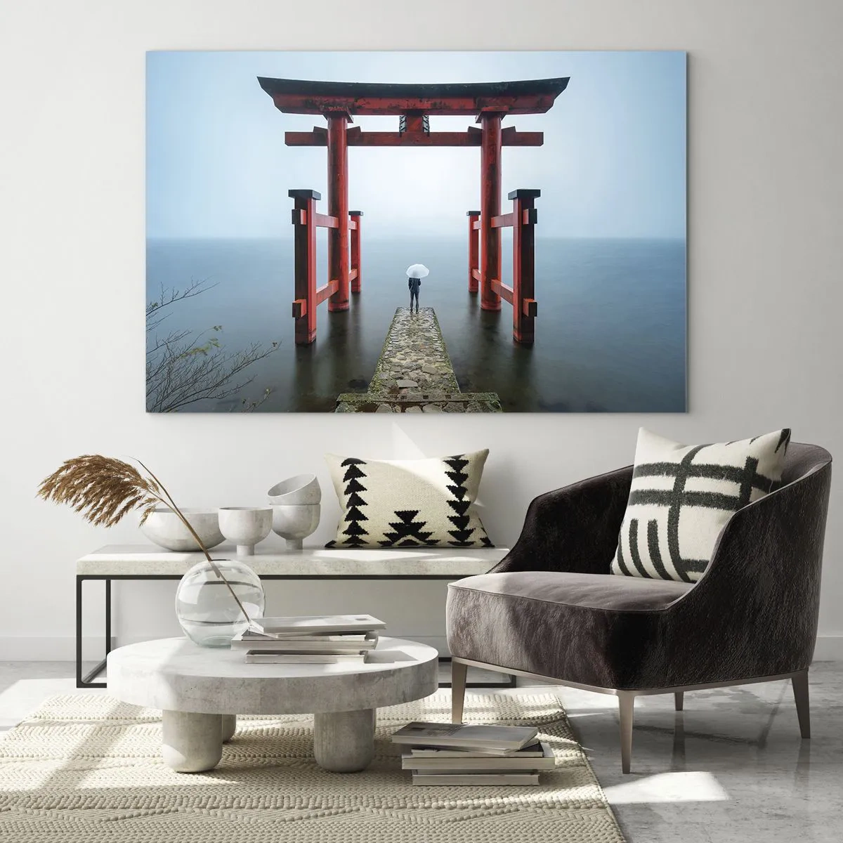Obraz na skle - Červená torii nad klidnou vodou v mlhavém prostředí - 70x50cm - Japonské zamyšlení - Moderní nástěnná dekorace do obývacího pokoje a ložnice ARTTOR