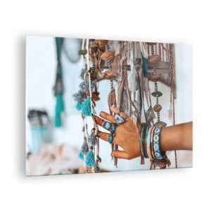 Obraz na skle - Ruka s boho šperky dotýká etnické dekorace - 70x50cm - Místní poklady - Moderní nástěnná dekorace do obývacího pokoje a ložnice ARTTOR