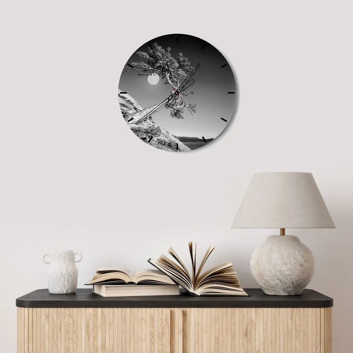 Nástěnné hodiny - Nakloněný strom na skále s úplňkem v pozadí - 30x30cm - Vítězná válečnice - Moderní nástěnná dekorace do obývacího pokoje, kuchyně a ložnice ARTTOR