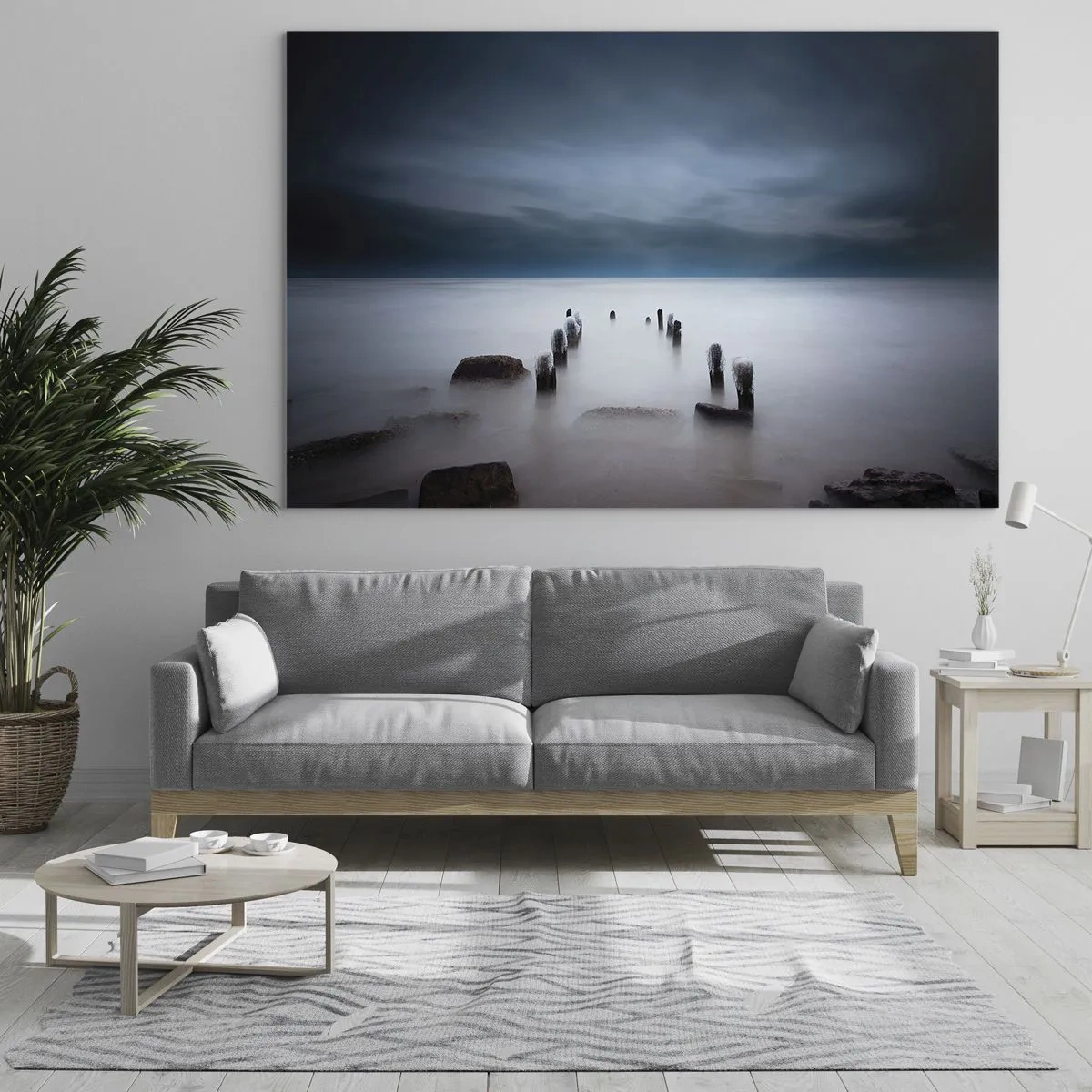 Obraz na skle - Atmosférická přímořská scenérie s dřevěnými pilíři - 70x50cm - Zamyšlené jezero - Moderní nástěnná dekorace do obývacího pokoje a ložnice ARTTOR