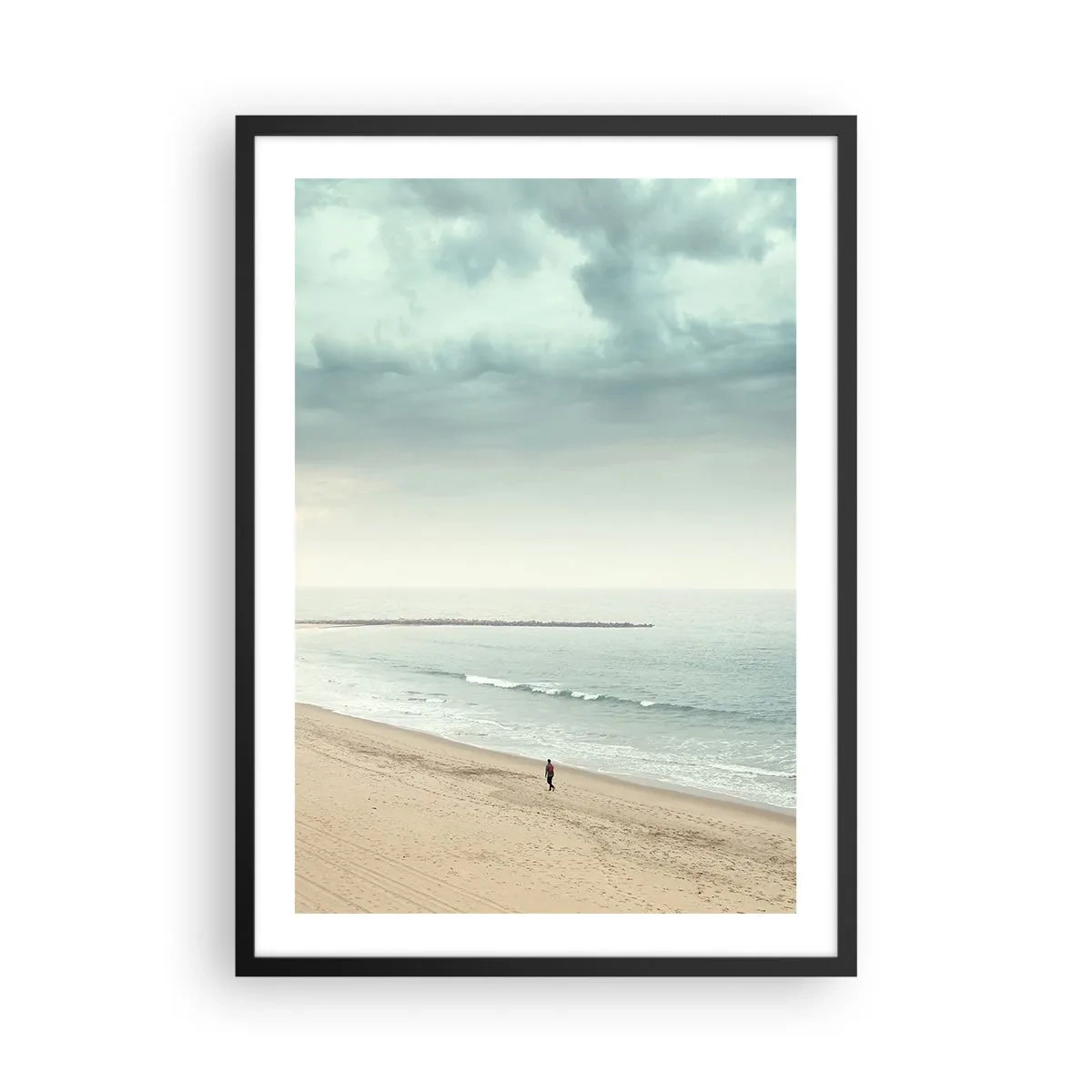Plakát v černém rámu - Osamělá postava kráčí podél pobřeží pod zataženou oblohou. - 50x70cm - Hledám klid - Moderní nástěnná dekorace do obývacího pokoje a ložnice ARTTOR