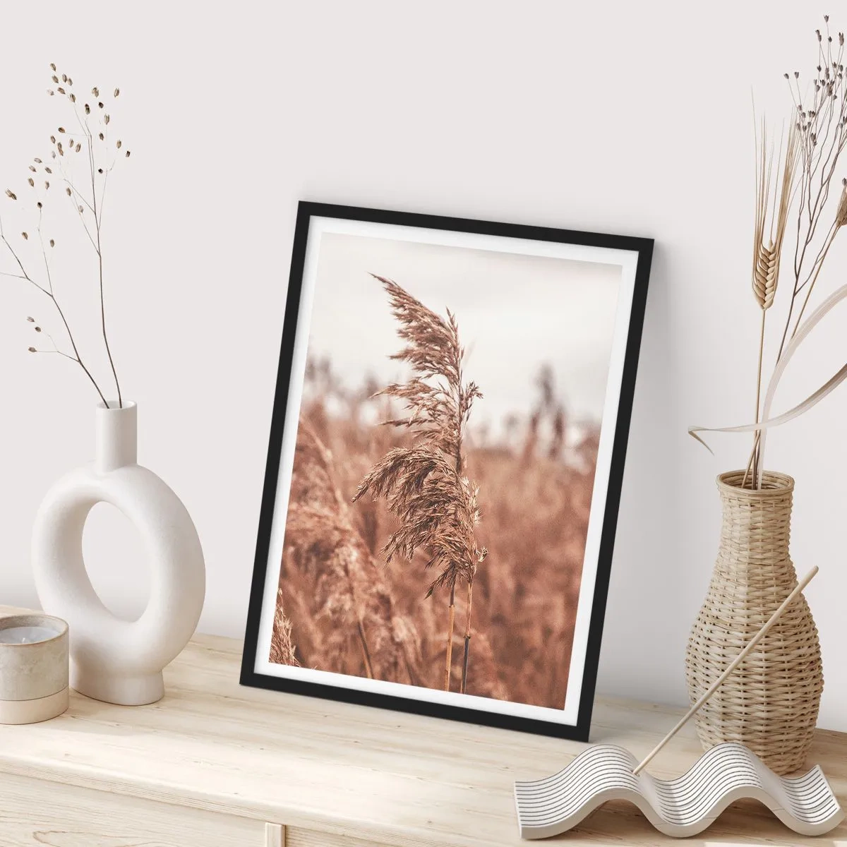 Plakát v černém rámu - Tráva proti mlhavé krajině v přírodních barvách - 50x70cm - Na polích už je podzim - Moderní nástěnná dekorace do obývacího pokoje a ložnice ARTTOR