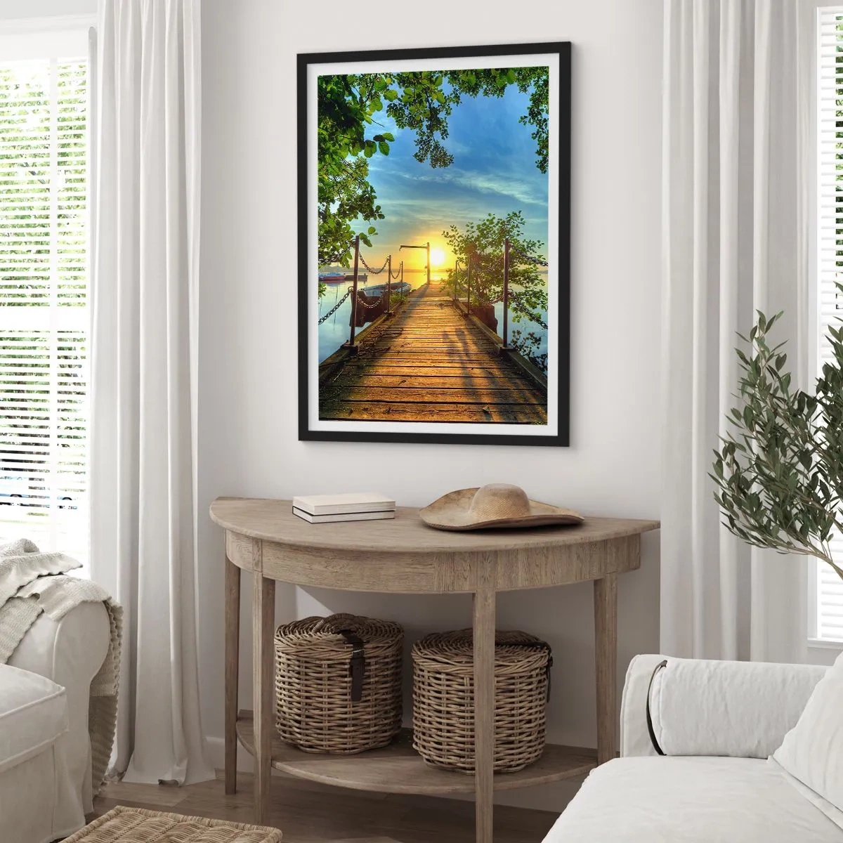 Plakát v černém rámu - Dřevěné molo nad jezerem při západu slunce - 50x70cm - Západ u vody - Moderní nástěnná dekorace do obývacího pokoje a ložnice ARTTOR
