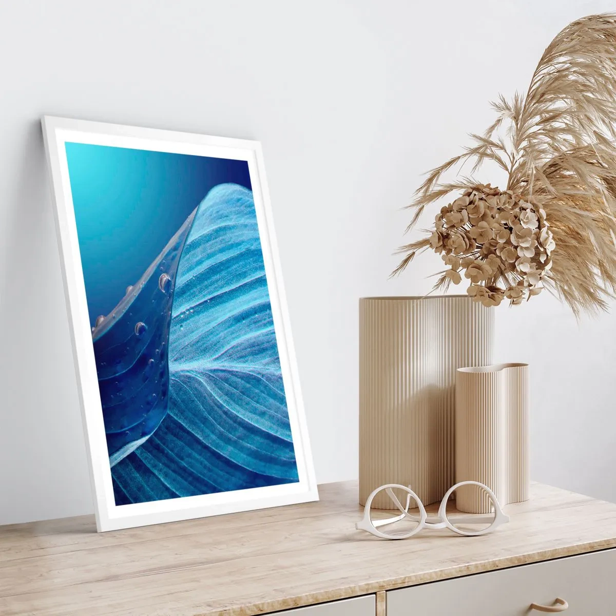Plakát v bílém rámu - Skryté kapky modři - 50x70 cm
