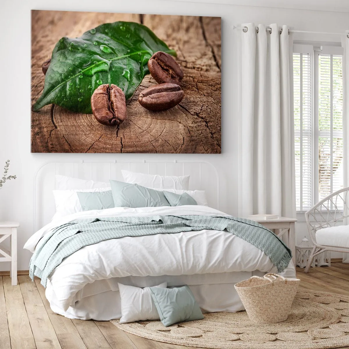 Obraz na plátně - Kávová zrna a zelený list na dřevěném pozadí - 70x50cm - Nejskutečnější a černá - Moderní nástěnná dekorace do obývacího pokoje a ložnice ARTTOR