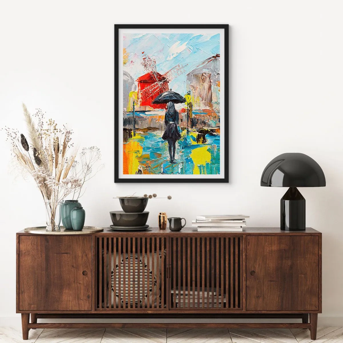 Plakát v černém rámu - Žena s deštníkem na pozadí města v dešti - 50x70cm - Pařížské legendy - Moderní nástěnná dekorace do obývacího pokoje a ložnice ARTTOR