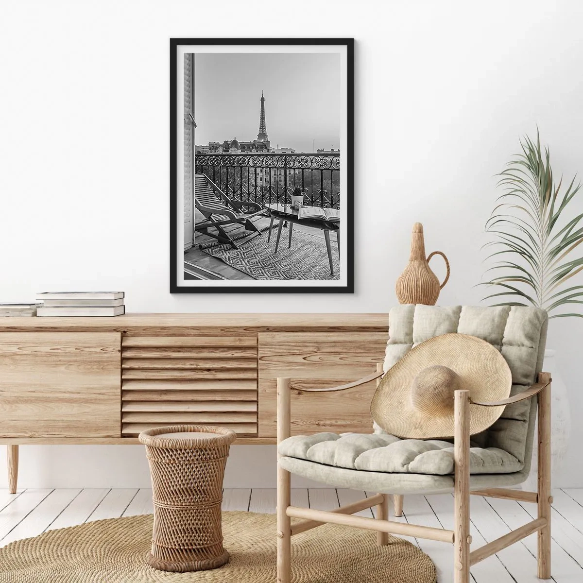 Plakát v černém rámu - Pohled na Eiffelovu věž z elegantního pařížského balkonu - 50x70cm - Pařížské odpoledne - Moderní nástěnná dekorace do obývacího pokoje a ložnice ARTTOR