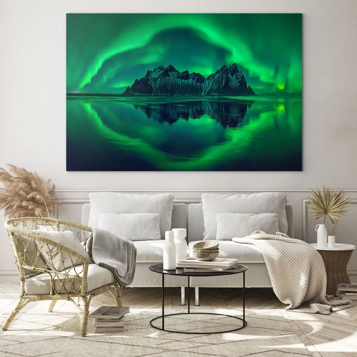 Obraz na skle - Polární záře vznášející se nad horskou krajinou a odrážející se ve vodě - 70x50cm - V náručí polární záře - Moderní nástěnná dekorace do obývacího pokoje a ložnice ARTTOR