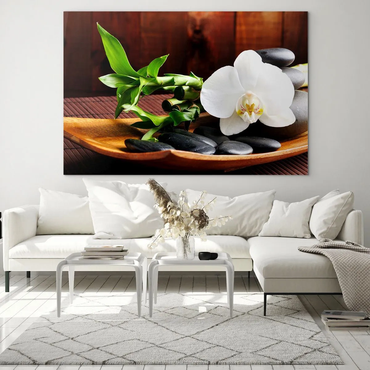 Obraz na skle - Bílá orchidej na černých kamenech a bambusu v dřevěné misce - 70x50cm - Oddejte se doteku přírody - Moderní nástěnná dekorace do obývacího pokoje a ložnice ARTTOR